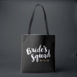 Tote Bag Escouade de mariée personnalisées fête de mariée T<br><div class="desc">Sacs fourre-tout de fête de mariée personnalisés avec le graphique "Bride's Squad" dans un script de brosse élégant. Personnalisez-le avec votre date de mariage, hashtag mariage, noms ou autre texte personnalisé. Trellis chic imprimé sur le côté inverse. Un cadeau parfait pour la mariée, les demoiselles d'honneur et la fête de...</div>