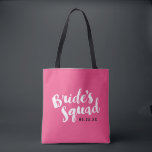 Tote Bag Escouade de mariées roses Coutes de mariée personn<br><div class="desc">Sacs fourre-tout de fête de mariée personnalisés avec le graphique "Bride's Squad" dans un script de brosse élégant. Personnalisez-le avec votre date de mariage, hashtag mariage, noms ou autre texte personnalisé. Impression du chevron tendance à l'envers. Un cadeau parfait pour la mariée, les demoiselles d'honneur et la fête de mariage...</div>