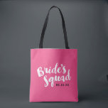 Tote Bag Escouade de mariées roses Coutes de mariée personn<br><div class="desc">Sacs fourre-tout de fête de mariée personnalisés avec le graphique "Bride's Squad" dans un script de brosse élégant. Personnalisez-le avec votre date de mariage, hashtag mariage, noms ou autre texte personnalisé. Impression du chevron tendance à l'envers. Un cadeau parfait pour la mariée, les demoiselles d'honneur et la fête de mariage...</div>