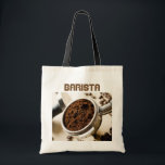 Tote Bag Espresso Portafilter, Café Au Sol, Barista<br><div class="desc">Photographie d'un portafilter à espresso rempli de café fraîchement moulu avec des grains de café dans l'arrière - plan. Texte personnalisable au-dessus de l'image, "Barista".</div>