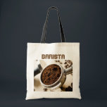 Tote Bag Espresso Portafilter, Café Au Sol, Barista<br><div class="desc">Photographie d'un portafilter à espresso rempli de café fraîchement moulu avec des grains de café dans l'arrière - plan. Texte personnalisable au-dessus de l'image,  "Barista".</div>