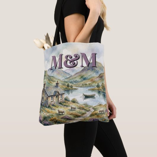 Tote Bag Esthétique des Highlands d'Écosse, monogramme mode (De près)