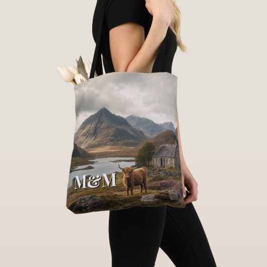 Tote Bag Esthétique des Highlands d'Écosse, monogramme mode (De près)