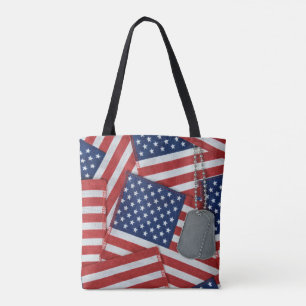 Tote Bag étiquette de chien militaire sur les drapeaux