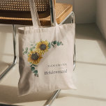 Tote Bag Eucalyptus Floral Tournesol Bridesmaid Favoriser<br><div class="desc">Sac fourre-tout Feuille de tournesol Eucalyptus Bridesmaid avec un agencement et une typographie modernes. Il est facile de le réutiliser pour d'autres événements spéciaux ou la fête de mariage,  y compris la fille aux fleurs,  la bonne d'honneur,  la mère de la mariée et plus</div>