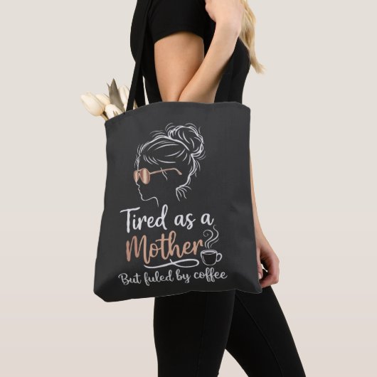 Tote Bag Fatiguée comme une Mère Alimentée par le Café Drôl (De près)