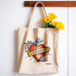 Tote Bag Féministe<br><div class="desc">Sac fourre-tout féministe - Ce sac fourre-tout funky dispose d'un coeur de tatouage réaliste avec une bannière de style vintage et le mot Feminist. Une excellente idée cadeau pour les jeunes femmes qui trouvent leur chemin. Saisis la journée et montre qui est en charge de ce sac fourre-tout féministe génial....</div>