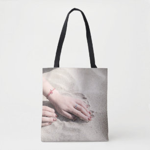 Tote Bag Femme allongée sur le sable blanc
