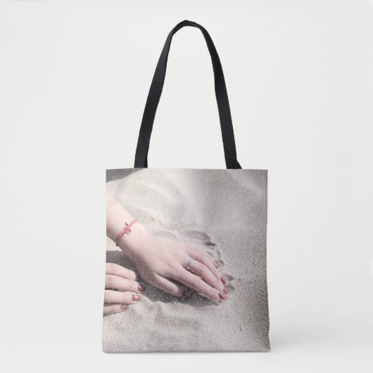 Tote Bag Femme allongée sur le sable blanc (Devant)
