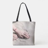Tote Bag Femme allongée sur le sable blanc (Dos)