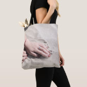 Tote Bag Femme allongée sur le sable blanc (De près)