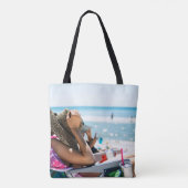 Tote Bag Femme allongée sur une chaise longue qui couvre so (Dos)