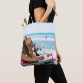 Tote Bag Femme allongée sur une chaise longue qui couvre so (De près)