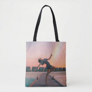 Tote Bag Femme debout sur le quai