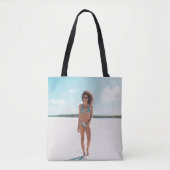 Tote Bag Femme en bikini debout sur le sable (Devant)