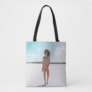 Tote Bag Femme en bikini debout sur le sable