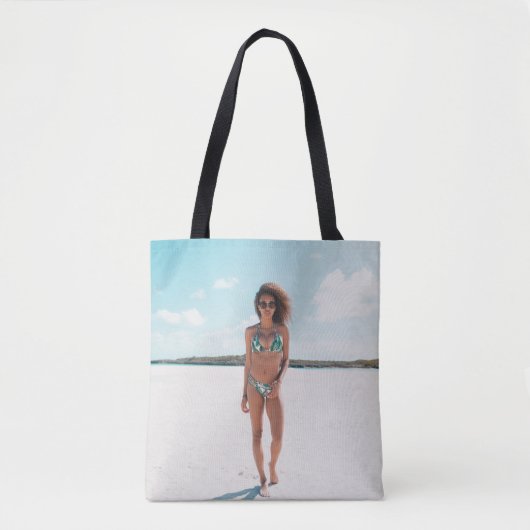 Tote Bag Femme en bikini debout sur le sable (Devant)