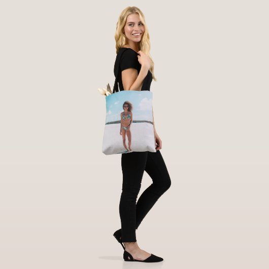 Tote Bag Femme en bikini debout sur le sable (Sur le modèle)
