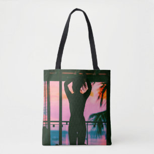 Tote Bag Femme en débardeur noir et pantalon debout sur le