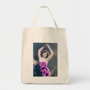 Tote Bag femme en sarong violet, les bras levés comme si el
