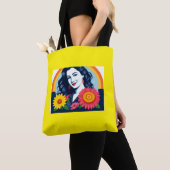 Tote Bag femme heureuse souriante face aux fleurs (De près)