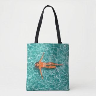 Tote Bag Femme nageant seule dans le plan d'eau