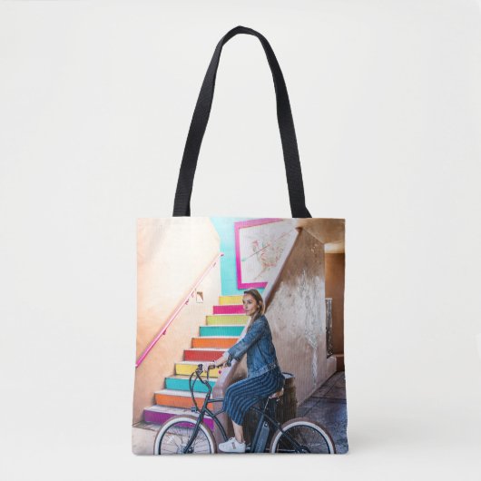 Tote Bag Femme portant veste et shorts en denim bleu  (Devant)