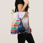 Tote Bag Femme portant veste et shorts en denim bleu  (De près)