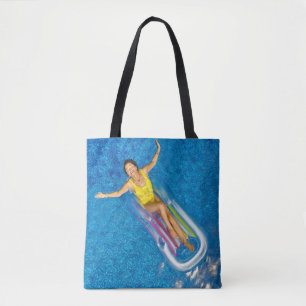 Tote Bag Femme sur bouée flottante en plastique sur le corp
