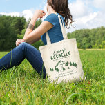 Tote Bag Fête de bachelorette du Camping Moderne<br><div class="desc">Sacs fourre-tout de bachelorette de camping moderne avec dessin d'un camping avec montagnes,  arbres,  cheminée,  tente,  et un modèle texte facile à personnaliser.</div>