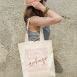 Tote Bag Fête de Bachelorette rose moderne filles Getaway<br><div class="desc">Filles personnalisées Week-end Bachelorette Voyage Sac fourre-tout personnalisé avec texte et libellé modifiables pour votre date, destination ou lieu, nom, et une citation amusante comme "besties, bourgeons et boissons" fait un souvenir amusant et utile pour votre équipe de voyage ou demoiselles d'honneur dans les couleurs rouille flambée rose et terre...</div>