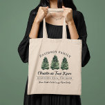 Tote Bag Fête de Noël de famille personnalisée<br><div class="desc">Sac fourre-tout sur mesure dans les arbres de Noël en vert et gris charbon. Doté d'un design typographique rustique moderne avec 3 aquarelles vertes fraîches. Personnalisez avec votre nom de famille, votre emplacement et d'autres textes personnalisés. Le sac fourre-tout de vacances comprend un design à deux côtés sur l'avant et...</div>