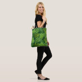 Tote Bag Feuilles de palmiers verts tropicaux sur vert fore (Sur le modèle)