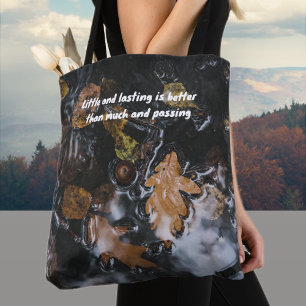 Tote Bag Feuilles et glands d'automne dans des eaux mystéri