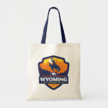 Tote Bag Fierté de l'État | Wyoming<br><div class="desc">Anderson Design Group est une société d'illustration et de conception de pointe située à Nashville,  au Tennessee. Founder Joel Anderson Directives Team of talented artists to create original poster art that looks like classic vintage publicité prints from the 1920s to the 1960s.</div>