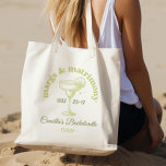 Tote Bag Fiesta tropicale Margarita Bachelorette<br><div class="desc">Margs & Matrimony sacs fourre-tout de fin de semaine rétro bachelorette avec une palette de couleurs vertes rafraîchissantes qui apporte une touche d'ambiance tropicale à votre célébration. Un cadeau parfait pour vos filles,  customisez-le avec le nom de chaque invité et commençons cette fête.</div>