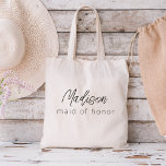 Tote Bag Fille d'honneur Script minimaliste moderne<br><div class="desc">Élevez votre bachelorette avec notre collection "Bridesmaid Modern Minimalist Script". Cette ligne de produits exquise incarne l'élégance contemporaine et le style intemporel, parfait pour célébrer vos nouveautés d'une manière moderne et sophistiquée. Notre design de script minimaliste place vos servantes d'accueil à l'avant-garde, ajoutant une touche de classe à chaque élément....</div>