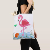 Tote Bag Flamant rose odant un poisson dans un étang (De près)