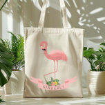 Tote Bag Flamant rose rose mignon personnalisé<br><div class="desc">Ce sac fourre-tout mignon présente une illustration d'un flamant rose avec un cou courbé et une jambe levée, sur une bannière rose décorée de feuillage tropical. Personnalisez-le pour créer un cadeau unique à une fille qui aime les flamants roses, ou comme un sac cadeau pour une mariage à thème tropical...</div>