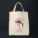 Tote Bag Flamant rose rose tropical 50e Anniversaire Novelt<br><div class="desc">Joli sac fourre-tout de 50ème anniversaire de fête flamingo gag personnalisé. Ajoutez votre nom et votre message en cliquant sur le bouton "Personnaliser" pour créer un échange unique pour votre fête. Faites un séjour parfait pour que les clients se souviennent de cette étape spéciale.</div>