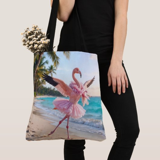 Tote Bag Flamingo Ballerina In a Pink Tutu On the Beach (De près)