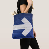 Tote Bag Flèche blanche peinte sur mur de briques (De près)