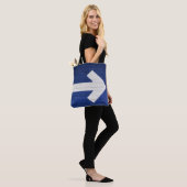 Tote Bag Flèche blanche peinte sur mur de briques (Sur le modèle)