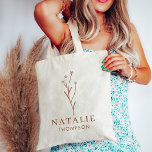 Tote Bag Fleur Chic Boho Chic Terracotta Personnalisée<br><div class="desc">Sac fourre-tout personnalisé Boho Chic Terracotta tendance, un mélange d'élégance et de fonctionnalité exquis adapté à la femme moderne et élégante. Ce sac fourre-tout surdimensionné est orné d'un design fleur sauvage magnifiquement détaillé dans les tons chauds de terre cuite, capturant l'essence du chic bohème. Personnalisé avec votre monogramme et votre...</div>