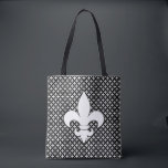 Tote Bag Fleur de Lis Motif noir et blanc<br><div class="desc">Cette fleur de lis motif ajoute un peu de style et d'ambiance à la française. Le design est quelque chose que vous pouvez trouver dans un palais parisien sophistiqué ou une célébration Mardi Gras à la Nouvelle-Orléans. Le palais noir et blanc associé à la fleur de lis vintage est un...</div>