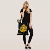 Tote Bag Fleur de soleil en fleurs sur noir, personnalisé (Sur le modèle)