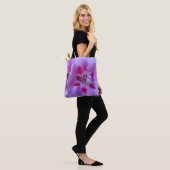 Tote Bag Fleur d'hibiscus violet rose abstrait (Sur le modèle)