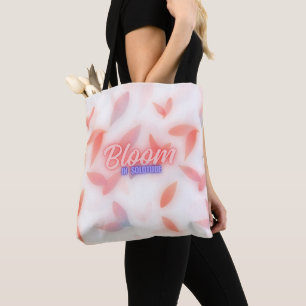 Tote Bag Fleur esthétique dans des pétales floraux roses de