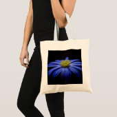 Tote Bag Fleur Gerbera Blue Daisy sur un arrière - plan noi (Devant (produit))