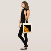 Tote Bag Fleur jaune sur arrière - plan noir (Devant (modèle))